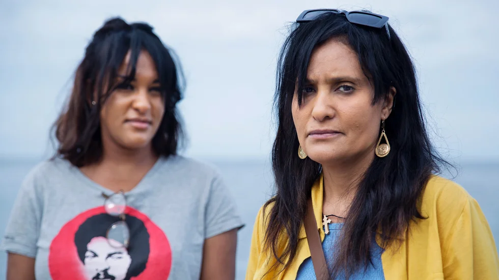 Dawit Isaaks fru Sofia Berhane är på Gotland för första gången för att uppmärksamma sin mans fortsatta fångenskap. ”Man känner sig mycket trött och ibland känner jag en hopplöshet, eftersom det har gått väldigt lång tid. Men UD säger ingenting. Det är hemligt och inget som vi i familjen får ta del av. De kan säga att Dawit lever eller inte, men vi måste veta också, säger hon. Bakom henne står äldsta dottern Betlehem Isaak och med i Almedalen är även yngsta dottern Danait Isaak.