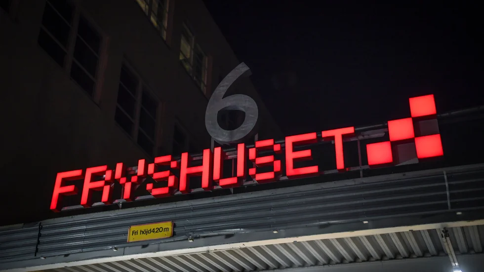 "Fryshuset var en kultursmältdegel: film, dans, basket, konserter, teater, café och en väldig massa musik. Våra replokalsgrannar på ena sidan var dödsmetallbandet Unleashed, på andra sidan popbandet Millas Mirakel. En helt underbar blandning!"