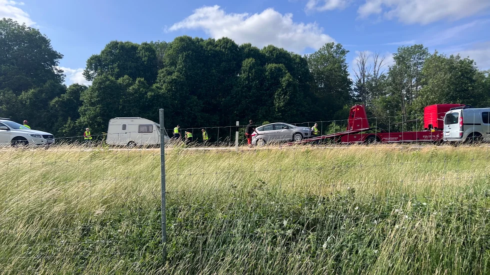 Både bil och husvagn bärgades bort från platsen innan trafiken släpptes på som vanligt igen vid 17-tiden.