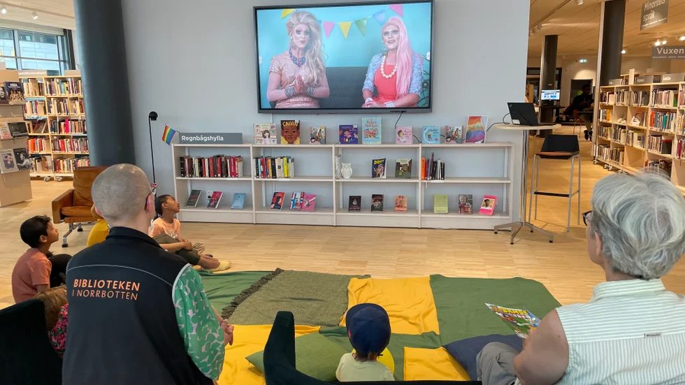 Sju barn satt med och lyssnade på Ms Shameless och Lady Bust. "Håll kvar i fantasin", sade dragqueensen. 