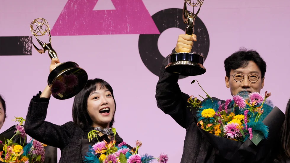 Regissören Hwang Dong-hyuk (till höger) och skådespelaren Lee Yoo-Mi fick i fjol ta emot Emmy-statyetter för "Squid game". Arkivbild.