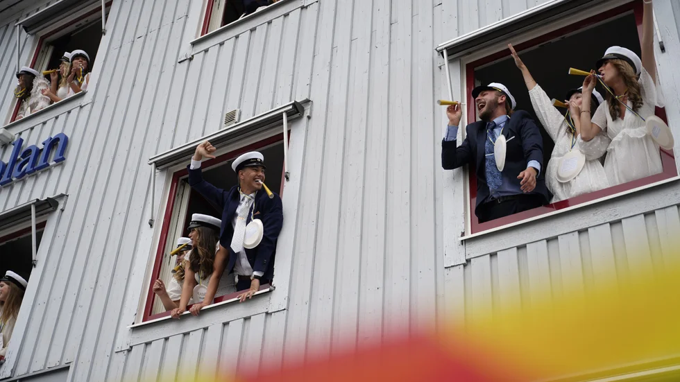 Se studentutspringet på Europaskolan under onsdagen.