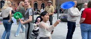Snurrande tallrikar och tal – nu är torget invigt