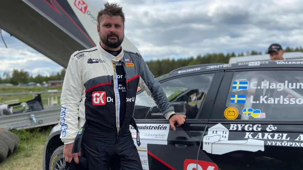 Christoffer "Chribbe" Haglund hann bara köra en kilometer på den första specialsträckan av Slottssprinten utanför Katrineholm. Sedan rullade han fyra varv med bilen.
