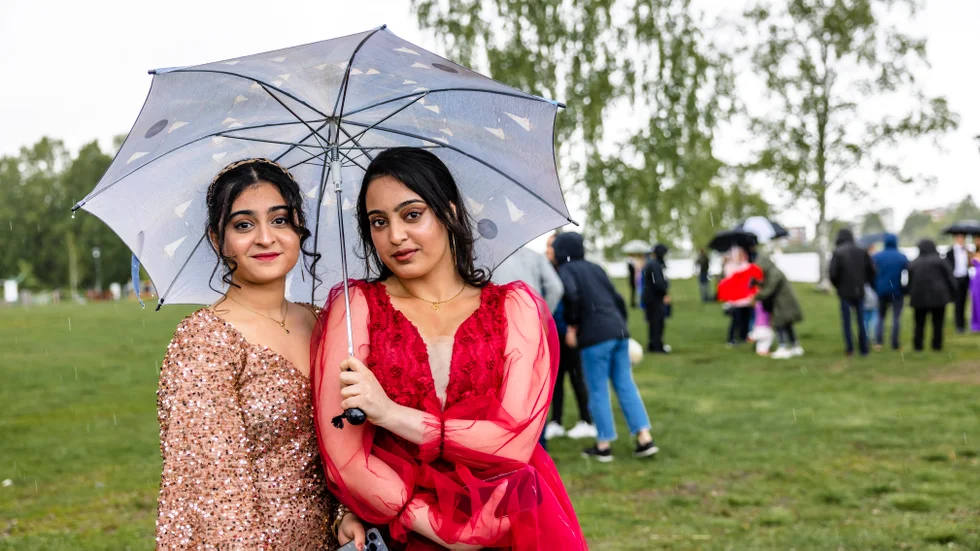 Bra, men blött när systrarna Maheen Imran och Shama Imran tar studenten.