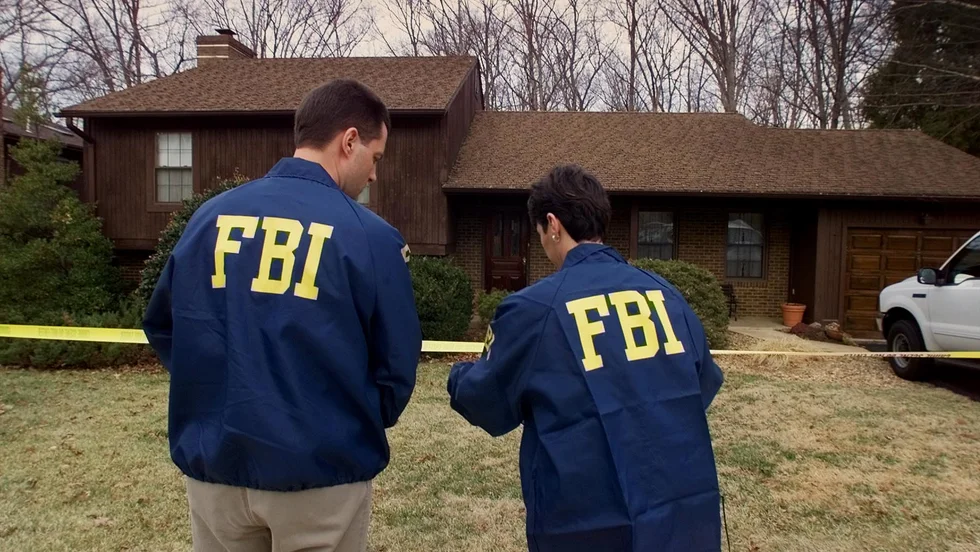 FBI-agenter utanför Robert Hanssens hem i Vienna i den amerikanska delstaten Virginia efter att han gripits 2001. Arkivbild.