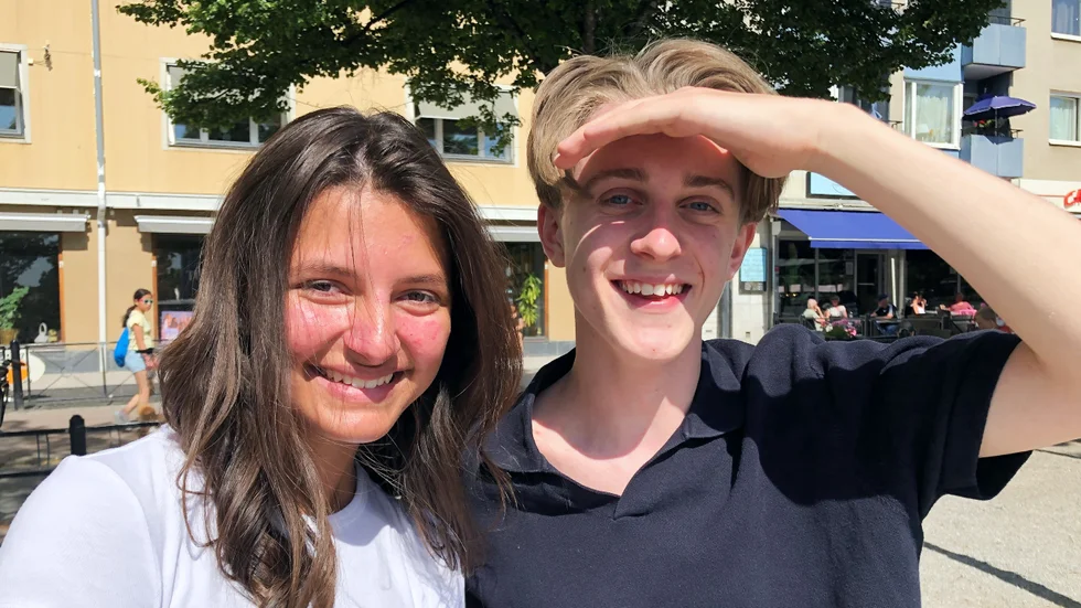 Aina Kiani och Noah Ståhl, Enköping: 

Aina: – Alltså det var väldigt länge sedan vi läste någon bok. Sista jag kan komma på är Hedi Frieds bok som vi läste i skolan i vintras. 

Noah: – Ja, jag har inte heller läst böcker på jättelänge, det jag läser är kanske nyheterna. 
