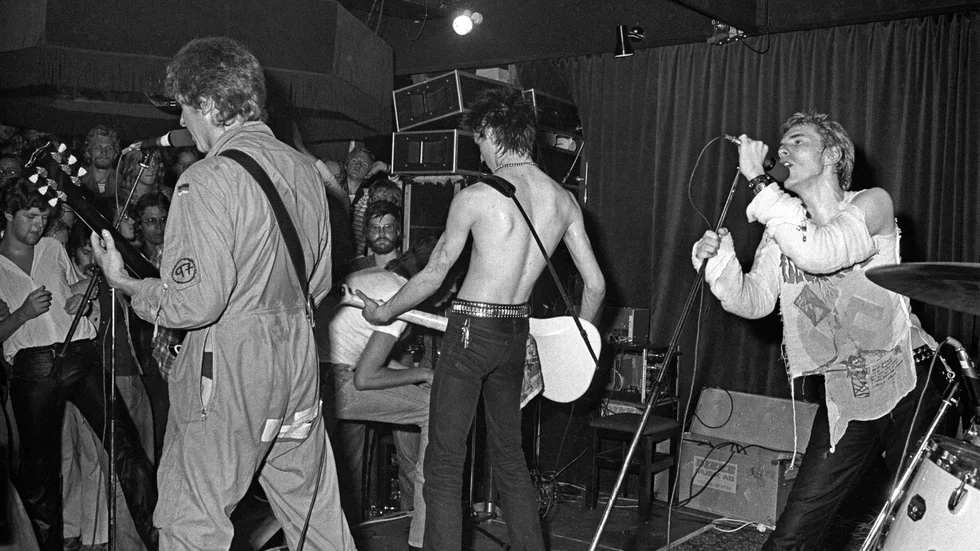 Sex Pistols spelar på Pingvin Club i Oslo sommaren 1977. Sid Vicious i bar överkropp och Johnny Rotten på sång.