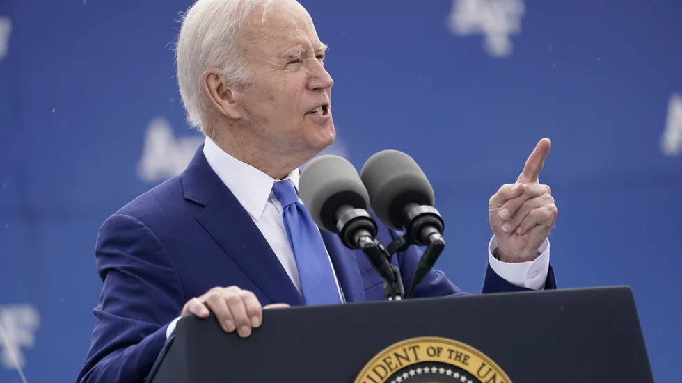 President Joe Biden talar till flygvapenakademin i Colorado.