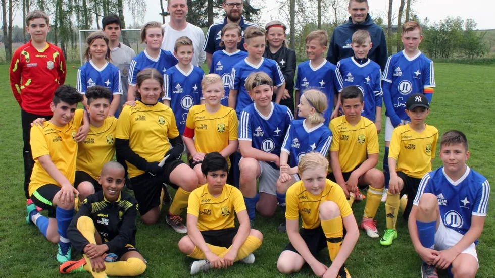 Domare, ledare och spelare i förbrödring efter matchen i Kompisligans P12B som spelades mellan IFK Motala och LBK Gotte på Askling bil arena. Kompisligans fokus är glädje.
