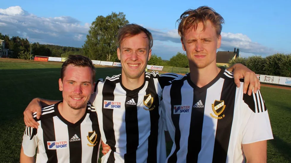 Målskyttar på Åsundavallen. Rimforsas Daniel Karlsson, Anders Ramstedt och Daniel Borgny njuter av seger och kvällssol efter 3–2 mot Malmslätt.