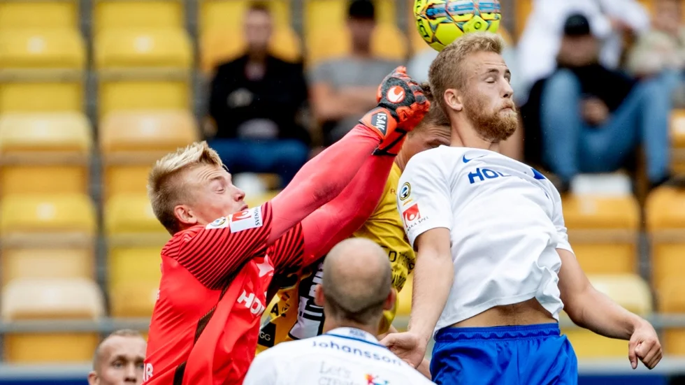 BORÅS 20180819 
 Norrköpings målvakt Isak Pettersson och Elfsborgs Filip Degerstål under söndagens allsvenska fotbollsmatch mellan IF Elfsborg och IFK Norrköping FK på Borås Arena. 
Foto: Adam Ihse / TT / kod 9200