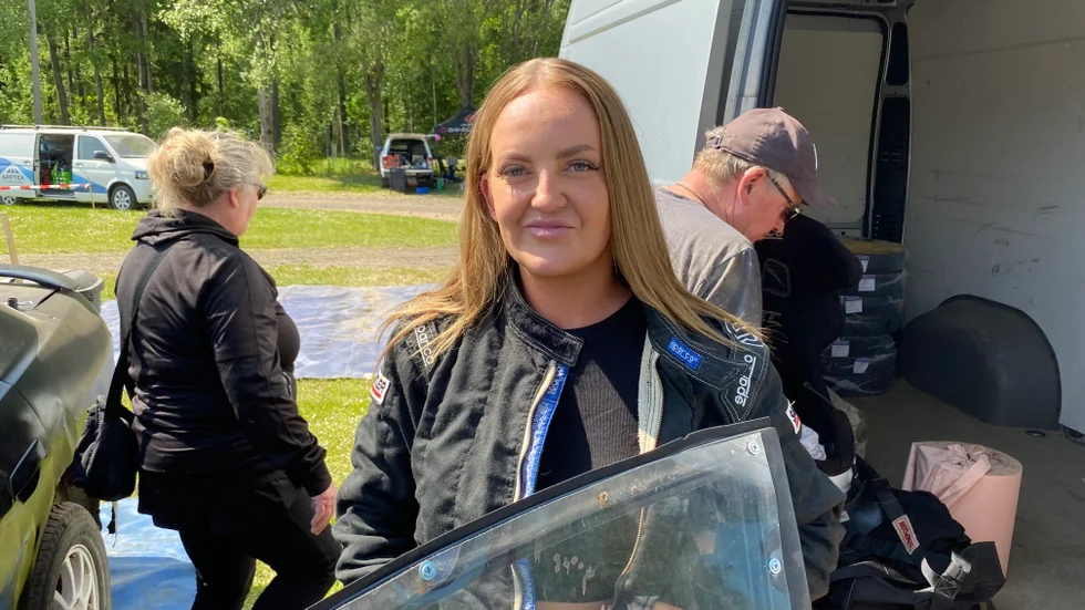 Depå. SMK Motalas förare Elin Forslöv har hjälp under tävling av sin mamma Sussie och hennes man Niklas. Hennes pappa kör också, liksom sambon. Tjusningen i sporten är gemenskapen och att umgås.