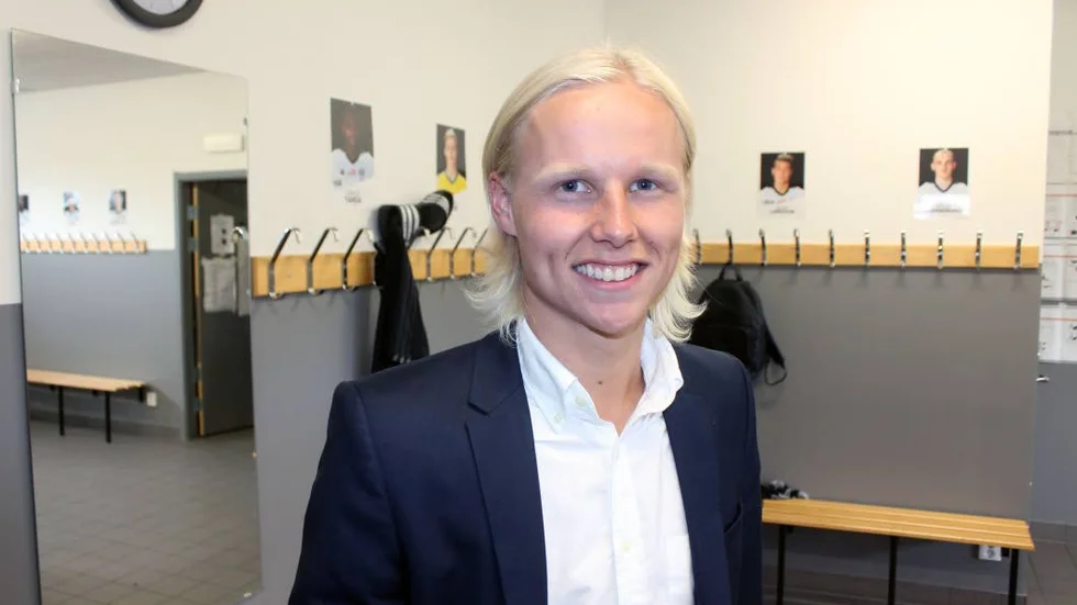DRÖMSPELAREN. Han är lagkapten och han har spelat på alla elva positioner sedan han tog klivet upp i A-laget. Simon Karlsson har en viktig roll nu under Motala AIF:s tränarbyte.