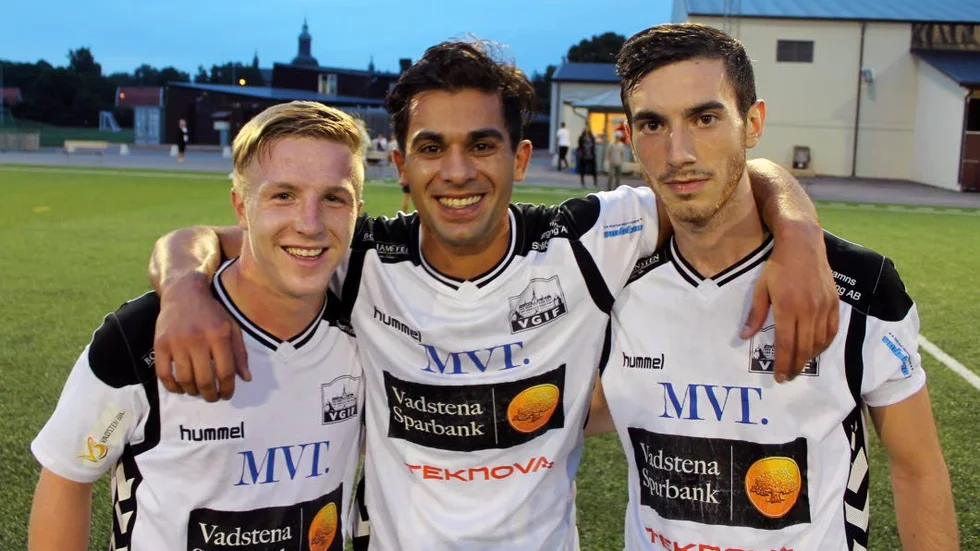 VGIF-JUBEL. Sebastian Pettersson, Ali Alhabib och Sakis Baginjan är glada efter segern mot Mantorp, Giffarnas åttonde raka match utan förlust.