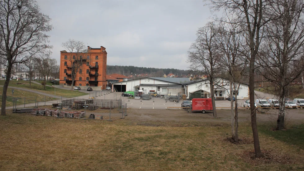 Här i Gropen vill kommunen göra en ny detaljplan för att kunna ta fram tomtmark för nya attraktiva bostäder centralt i Åtvidaberg, ett område som går under arbetsnamnet Kopparkvarnen. 