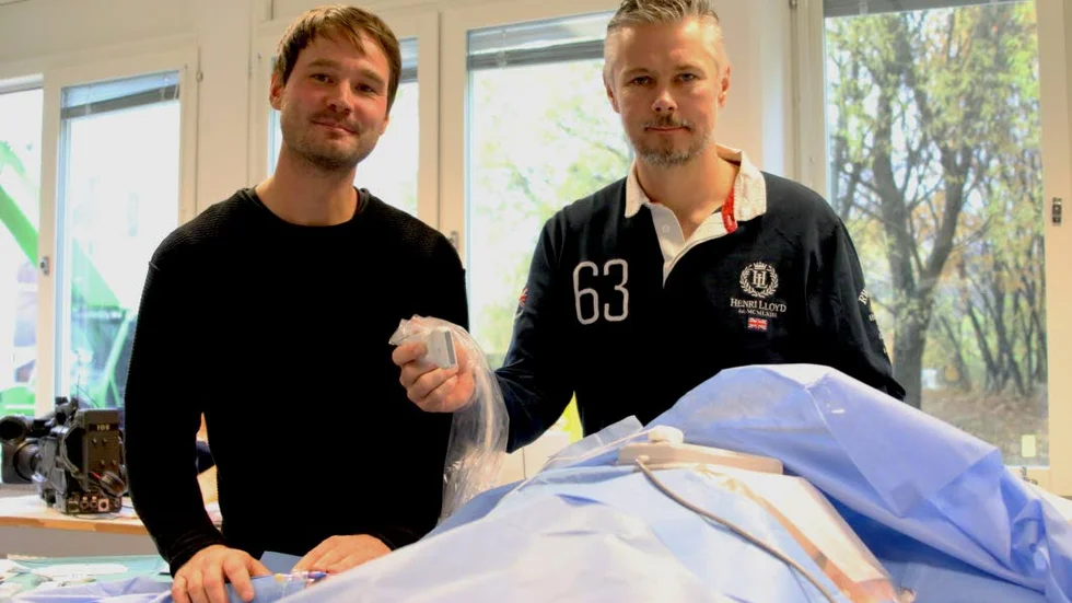 Specialistsköterskorna Claes Enberg och Bengt Olsen jobbar med den nya PICCline-mottagningen. Under den första månaden har de hjälp 18 patienter från länet.