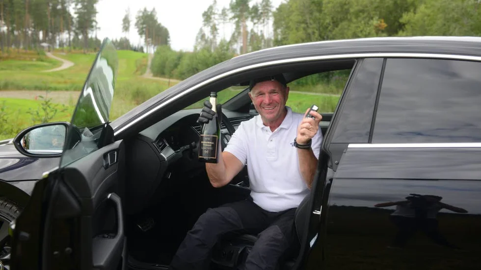 Stig Lindberg i sin nya bil efter sitt livs golfslag.