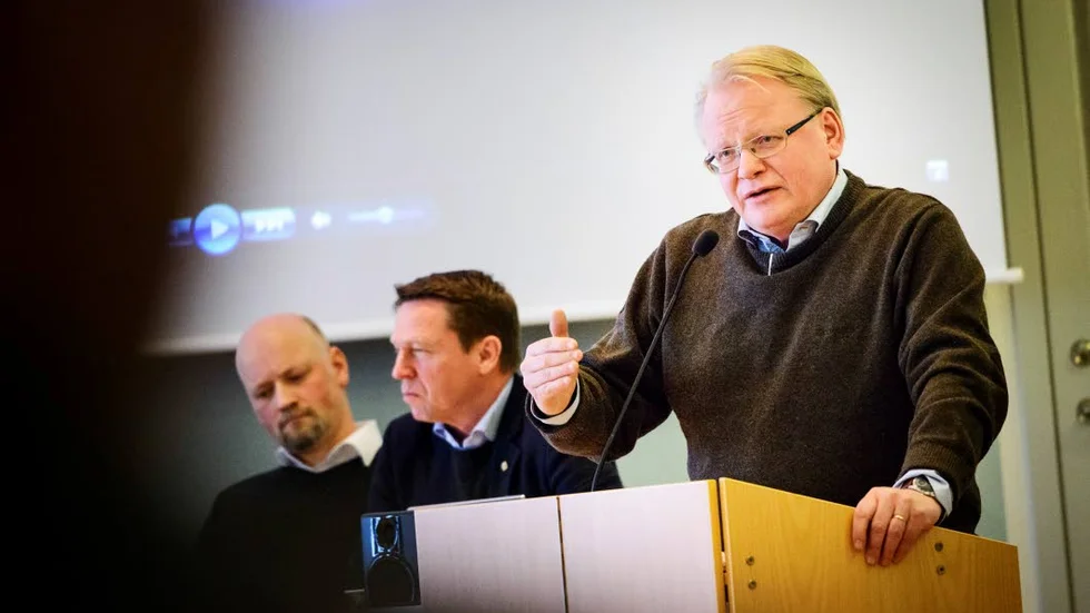 FÖRSVARSPOLITIK. Försvarsminister Peter Hultqvist (S) var huvudtalare vid den försvarspolitiska konferensen i Jokkmokk. På bilden syns även riksdagsledamoten Daniel Bäckström (C) och Göran Mårtensson, chef för FMV.