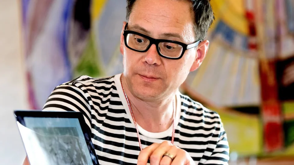 Mats Jonssons senaste serieroman ”Nya Norrland” hyllades och mottogs mycket väl när den kom ut 2017.  Nu i september har han gjort romandebut med ”Blod i gruset” – en historisk spänningsroman för unga om skotten i Ådalen 1931 och psykisk ohälsa.