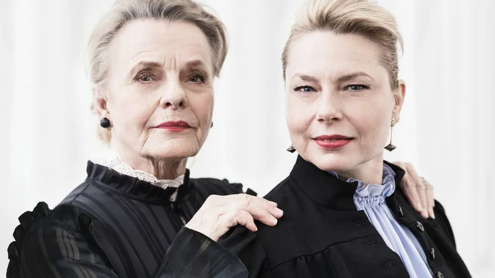 Marie Göranzon och Helena Bergström bjuder på storartat skådespeleri i föreställningen "Ett dockhem 2" vars innehåll recensenten Andreas Hoffsten ställer sig ambivalent till.