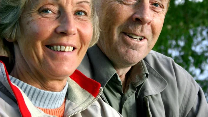 Både Lars-Ove Larssons och Ulla Hallbergs barn tyckte det var toppen att de har träffat varandra och nu har förlovat sig. -- Min dotter säger att hon har mamma som förebild, berättar Ulla. Hon är 25 år och menar att det ju än finns hopp om att hitta någon.