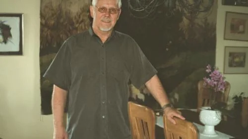 Daniel Forsberg i sitt stora vardagsrum. Han ser fram mot 65-årsdagen och längre fram en härlig sommardag, då han och hustru Lisbeth firar rubinbröllop.