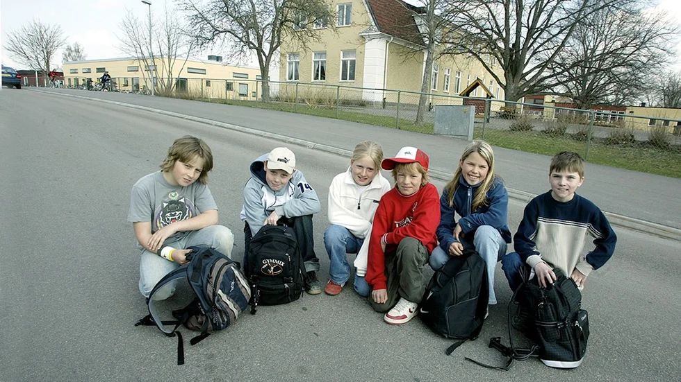De fick igenom sitt krav. Axel Granfeldt, Christoffer Södergren, Louise Nilsson, Jesper Johansson, Julia Kindvall och Jonas Lindblad tycker att bilisterna kör för fort utanför deras skola. Nu har politikerna beslutat att sänka hastigheten till 30 kilometer i timmen ? alla timmar under dygnet. Bild: JAN CHRISTER PERSSON
