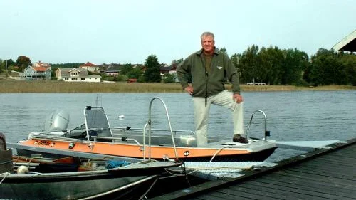 Gösta Corell vid den bad- och båtbrygga som står i centrum för tvisten.