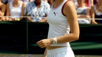 Kirsten Dunst är trovärdig både som tennisess och obstinat dotter till manisk idrottspappa i höstmysfilmen Wimbledon. Bild: UIP