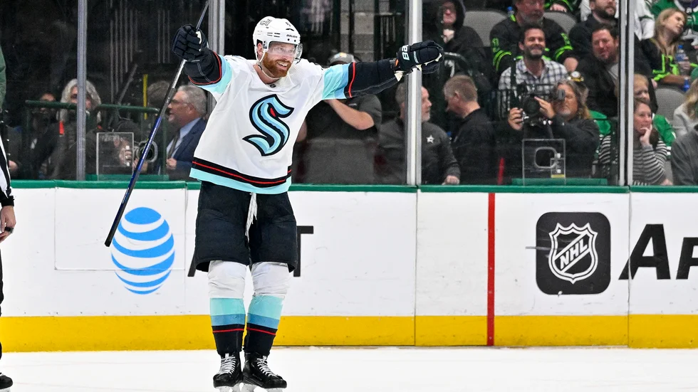 Adam Larsson har gjort sin poängbästa säsong någonsin, 33 (8+25) och mäktiga +27 på 82 matcher. 