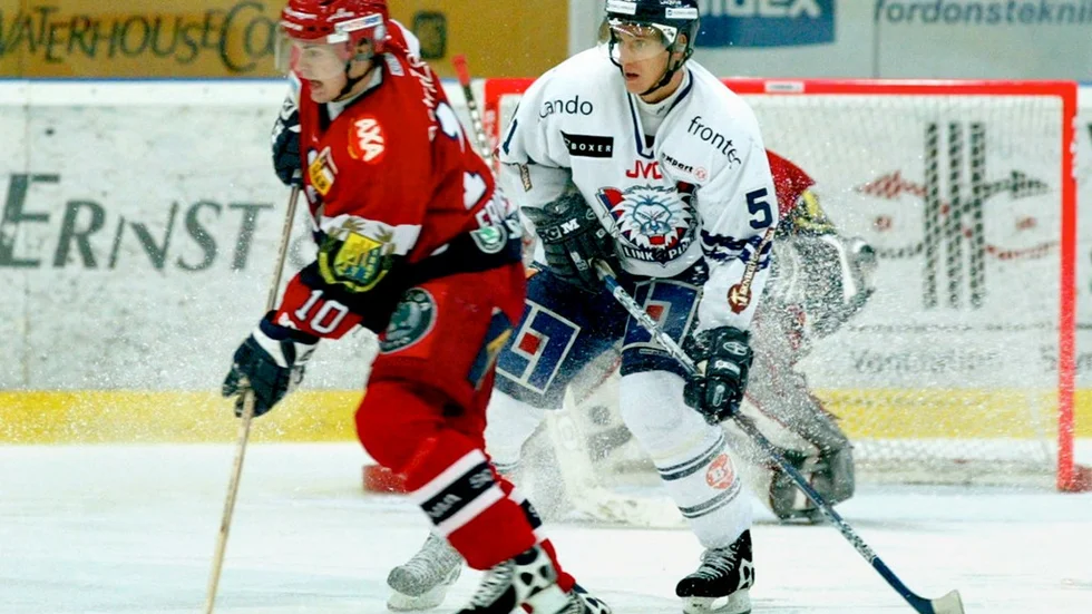 LHC:s Mikael Håkanson, här i duell med Södertäljes 5--5-målskytt Joakim Eriksson, hade en stor kväll i Scaniarinken och svarade för två mål och en assist. Det räckte till två LHC-poäng. Bild: Cia Karlsson/LT