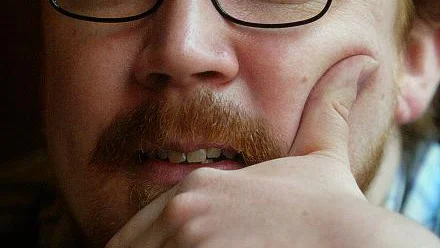-- Det är klart att jag inte slår underifrån längre när jag skriver. Jag behöver inte skrika så högt. Det kan kännas lite tråkigt på ett sätt, fast man får väl vara glad att man har ett jobb.