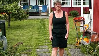 Så här 26 år sedan efteråt kan Bettan Kindberg skratta åt eländet. Och trädgården har återhämtat sig riktigt bra. Bild: TORD OLSSON