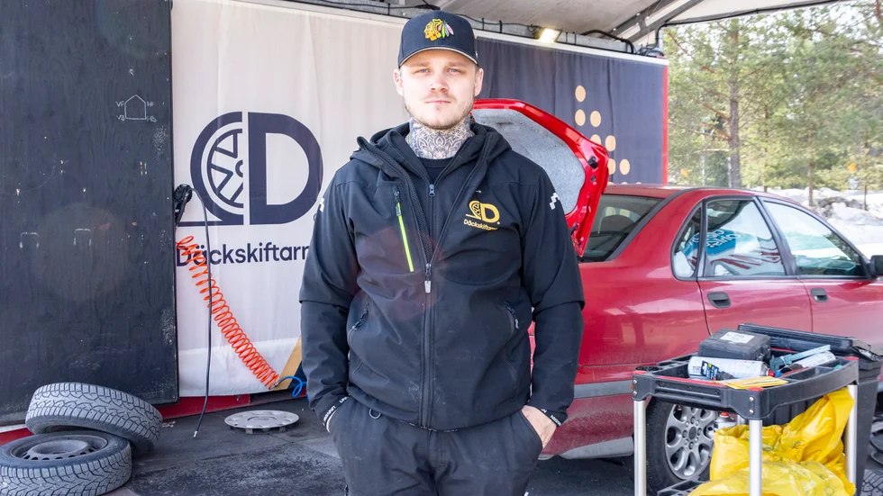Vitali Kulinkovich säger att de haft en jämn ström av folk som vill byta däck på sina bilar.