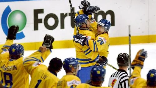 Pierre Hedin grattas av Thomas Rohdin efter 3-2-målet. Bild: PRESSENS BILD