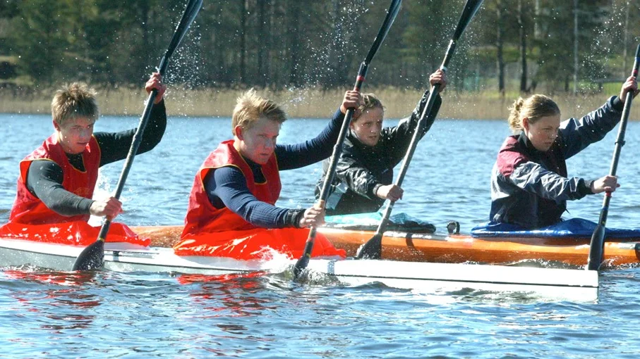 Fredrik Holm, Oskar Nydahl, Anna Roger och Linda Nilsson trivs på läger med landslagskanotister. Bild: TORD OLSSON