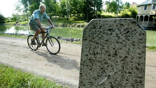 Initiativtagaren Anders Åhammar, till vänster, är jättenöjd med hur alnstenarna har rustats upp. Bild: TORD OLSSON