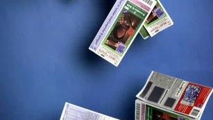 Många bingolotter blir det för familjen Björk--Axén. Nu har de bestämt sig för att betala en träningsavgift till handbollsföreningen i stället för att ta bingolotterna. Men två per vecka blir det i alla fall.