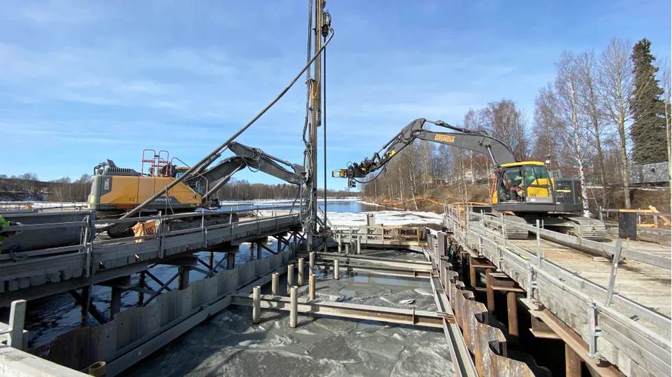 Maskinen till vänster är borriggen, och den till höger hjälper till. Här ska borren lyftas bort (den smala pinnen), eftersom man är klar och ska byta plats. 
