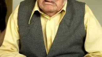 Anders Engberg fyller 111 år och är Sveriges äldste invånare. Bilden är tagen i samband med firandet av hans 110:e födelsedag förra sommaren.