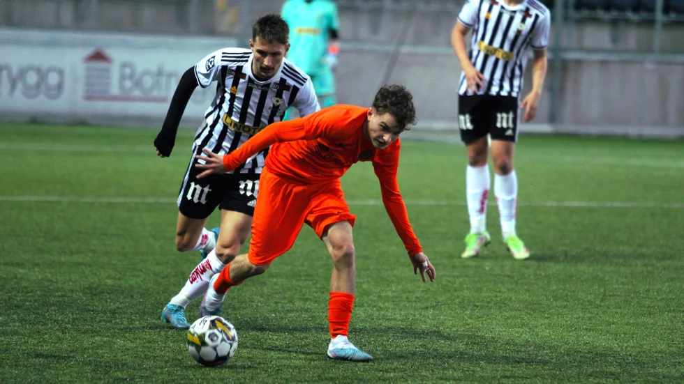 15-årige Mido är en av Linköpings allra största talanger. Det visade han inte minst när Hemgårdarna spelade åttondelsfinal i Östgötacupen under tisdagkvällen. I och med HBK:s seger så väntar nu kvartsfinal mot antingen Malmslätts AIK eller IK Sleipner. Den spelas senare i vår.