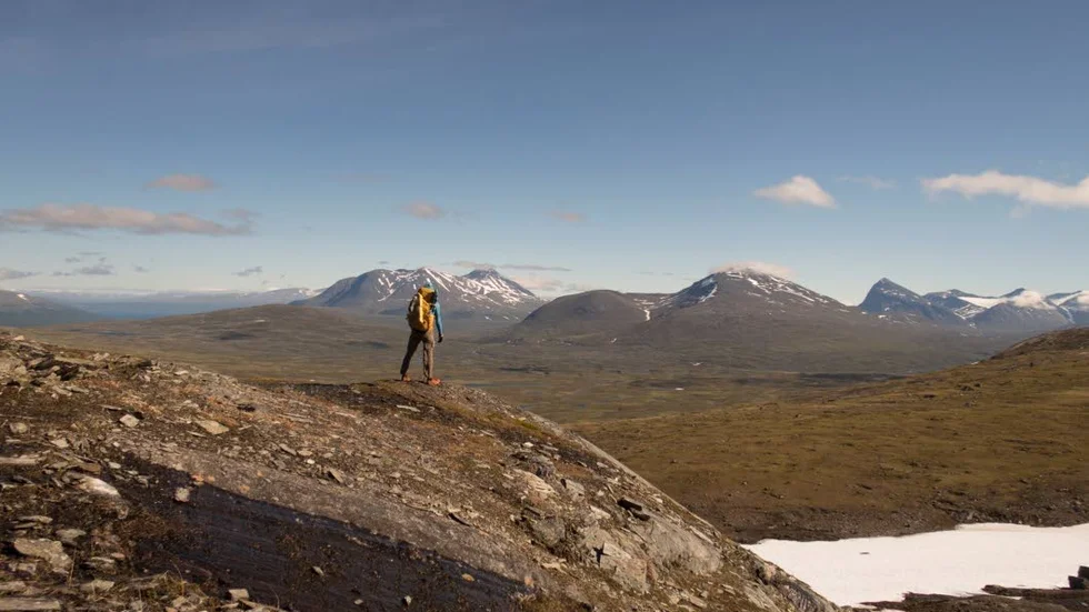 AVSTICKARE. Akka, Kisuris och Nijak i bakgrunden efter en tur in i Sarek.