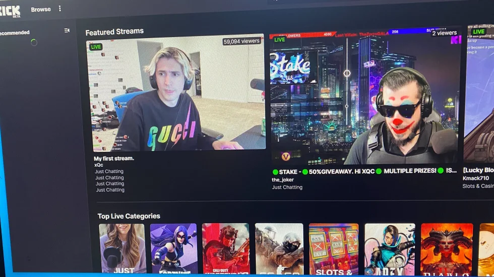 En bild på Kicks förstasida som visar xQc:s första stream.