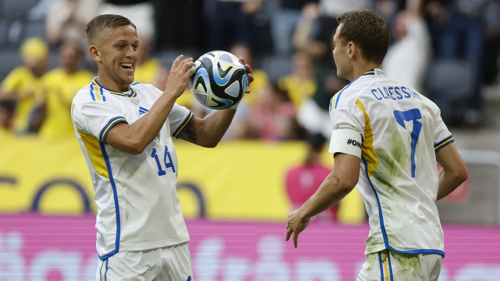 Jesper Karlsson tackar Viktor Claesson för passningen till 1–1-kvitteringen.