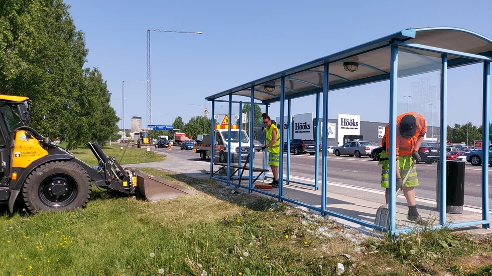 En busskur har slagits sönder på Sörböle.