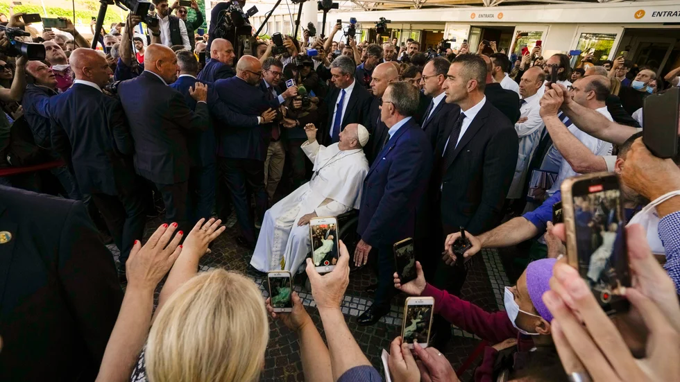 Påve Franciskus har skrivits ut från sjukhus, efter en bråckoperation.