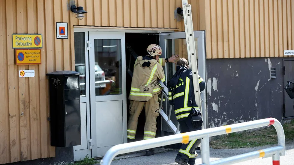 Här är räddningstjänsten på plats vid Piteåskolan.
