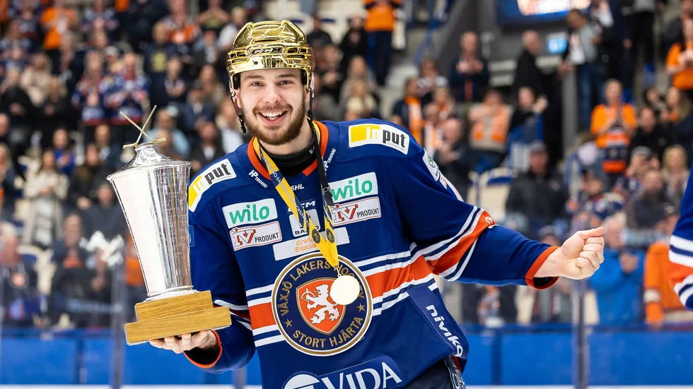 Efter succésäsongen med Tre Kronor-debut och SM-guld skriver Kågesonen HArdy Häman Aktell ett NHL-kontakt med Washington Capitals..