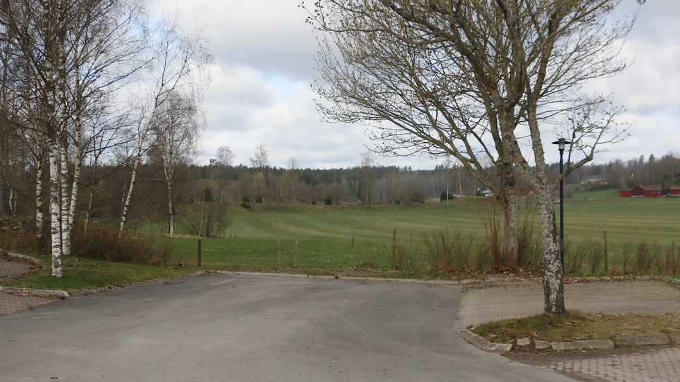 Här i slutet på Stenkullavägen, i närheten av skolan och idrottsplatsen, planerar kommunen bygga den nya förskolan i Vena.